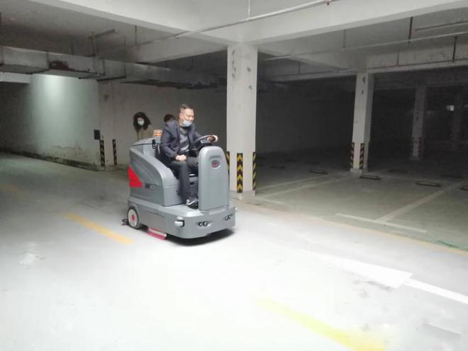安阳小区物业保洁不用人力改用驾驶式洗地机了